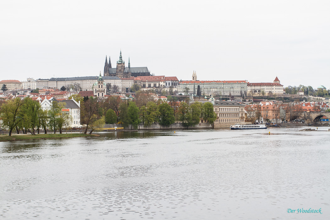 Blick vom Smetana-Kai zur Prager Burg und dem Veitsdom