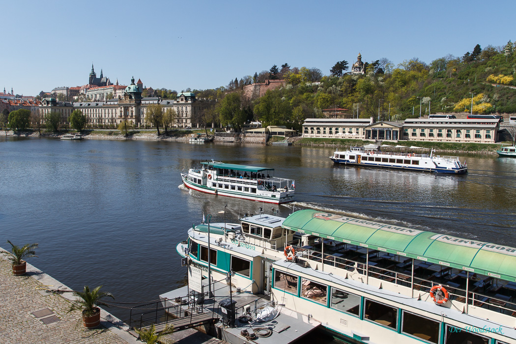 Sightseeing-Boote auf der Moldau